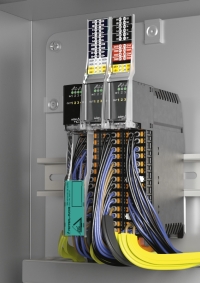 Dank seiner Kabelführung erweist sich das AS-Interface-Modul KE5 als echter Platzsparer in Schaltschränken und Vorschaltkästen