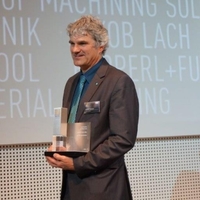 Entwicklungsgruppenleiter Benedikt Rauscher nahm den Preis in Empfang.