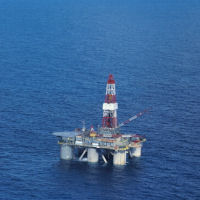 Těžba ropy na ropné plošině