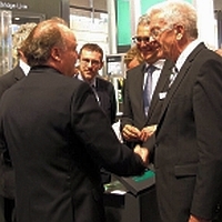 Arrivo del primo ministro Winfried Kretschmann del Baden-Wurttemberg presso lo stand Pepperl+Fuchs